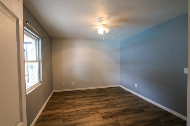 Building Photo - Spacious 2-Bed, 2-bath, 2 car garage pool ...