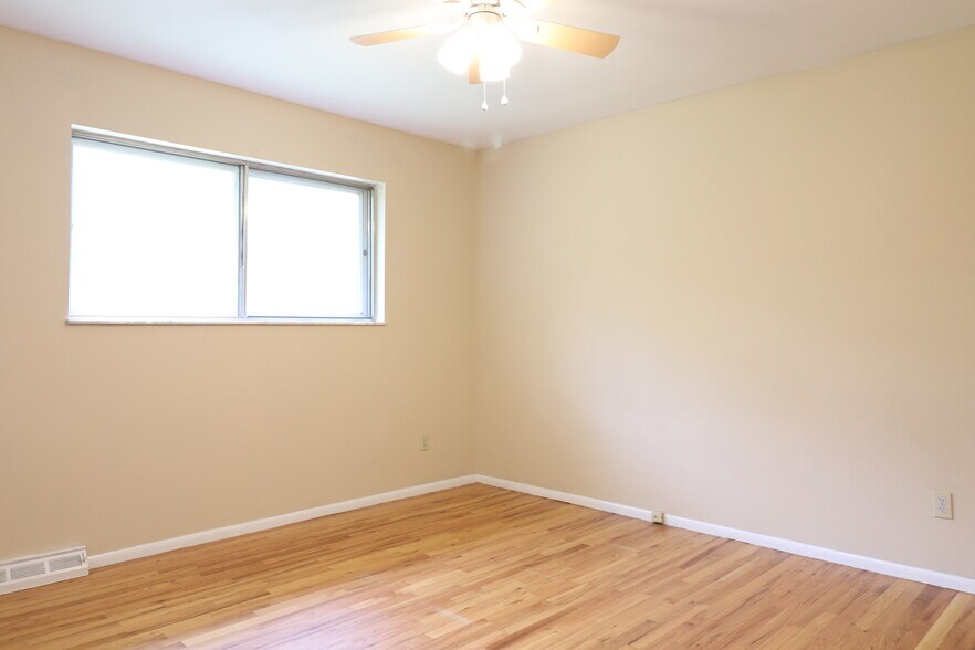 Building Photo - 235 Towercliffe Dr