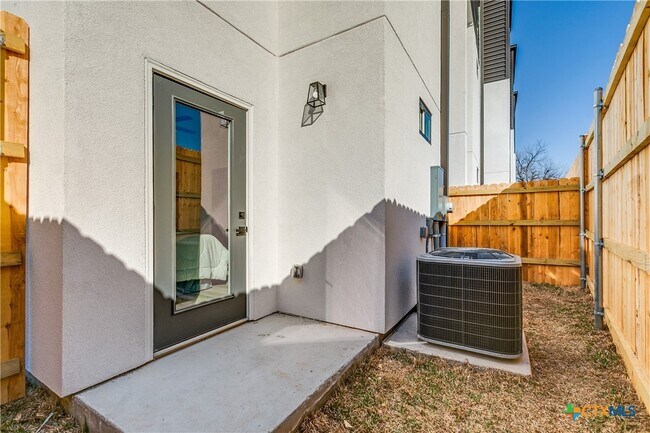 Building Photo - 126 E Lachapelle