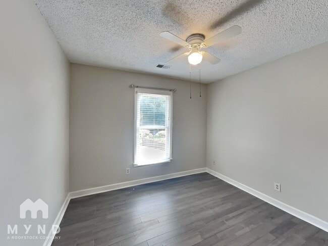 Building Photo - 131 Lake Run