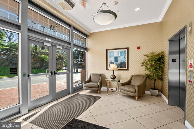 Building Photo - 35 E All Saints St