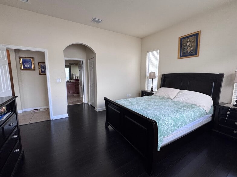 Building Photo - 9165 SW 170th Ave