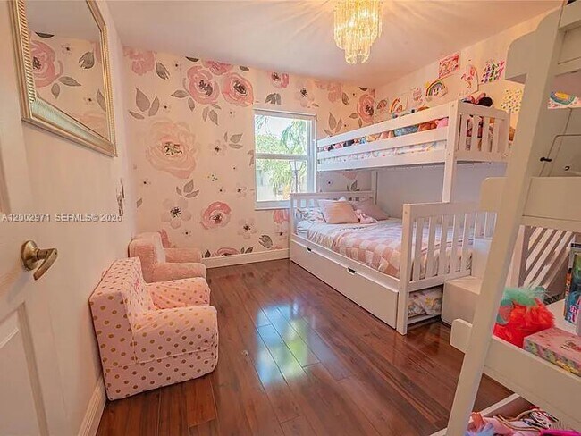 Building Photo - 1135 W Lake St