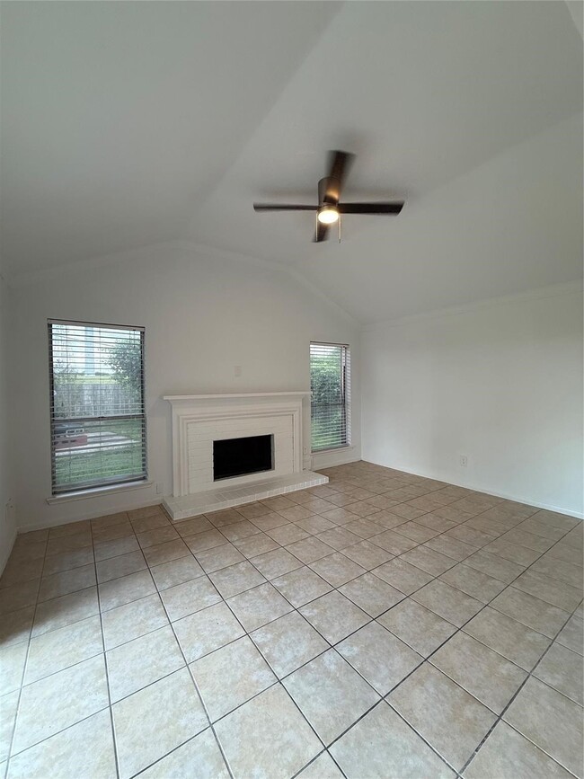 Building Photo - 2406 Lakefield Way