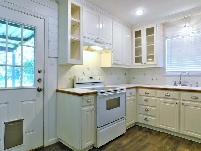 Building Photo - 720 Chisholm Trail