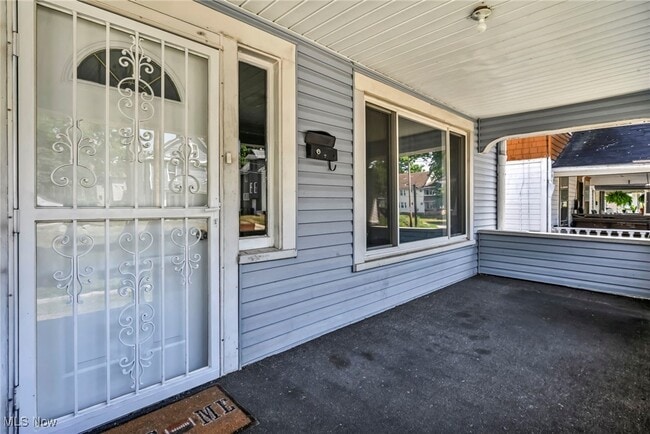 Building Photo - 906 Delia Ave