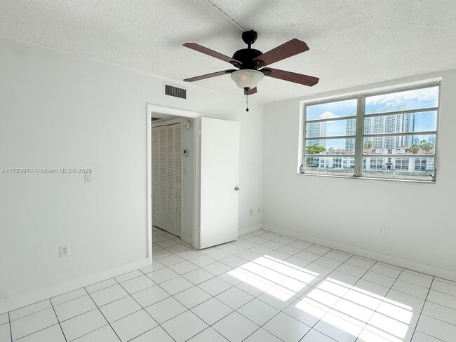 Building Photo - 2980 Point E Dr