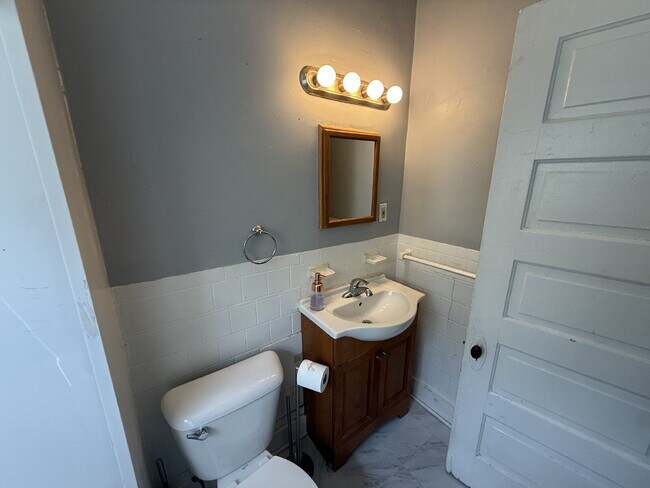 Building Photo - Heritage Hill 2BR Main Level Apartment