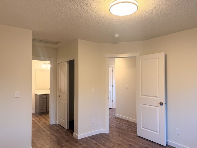 Building Photo - 505-507 NW Hillcrest Dr