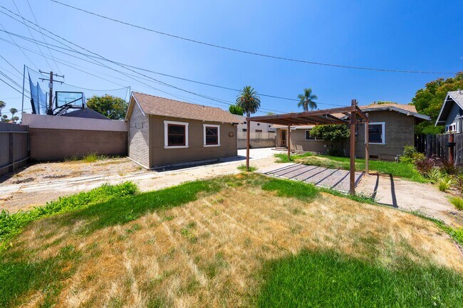 Building Photo - Classic Anaheim Living with Prime Location