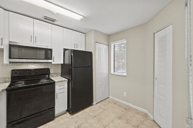 Building Photo - 1076 Coral Club Dr