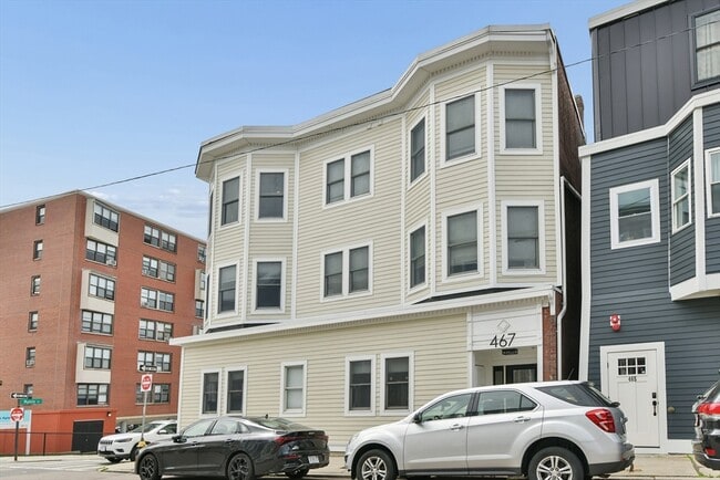 Building Photo - 467 E 8th St