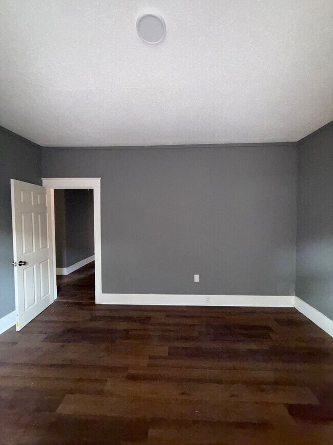 Building Photo - 1547 E McLemore Ave