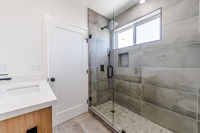 Building Photo - Luxurious 3-Bed + 3.5-Bath Modern Home in ...
