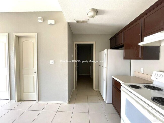 Building Photo - 12 Miroslava Ave