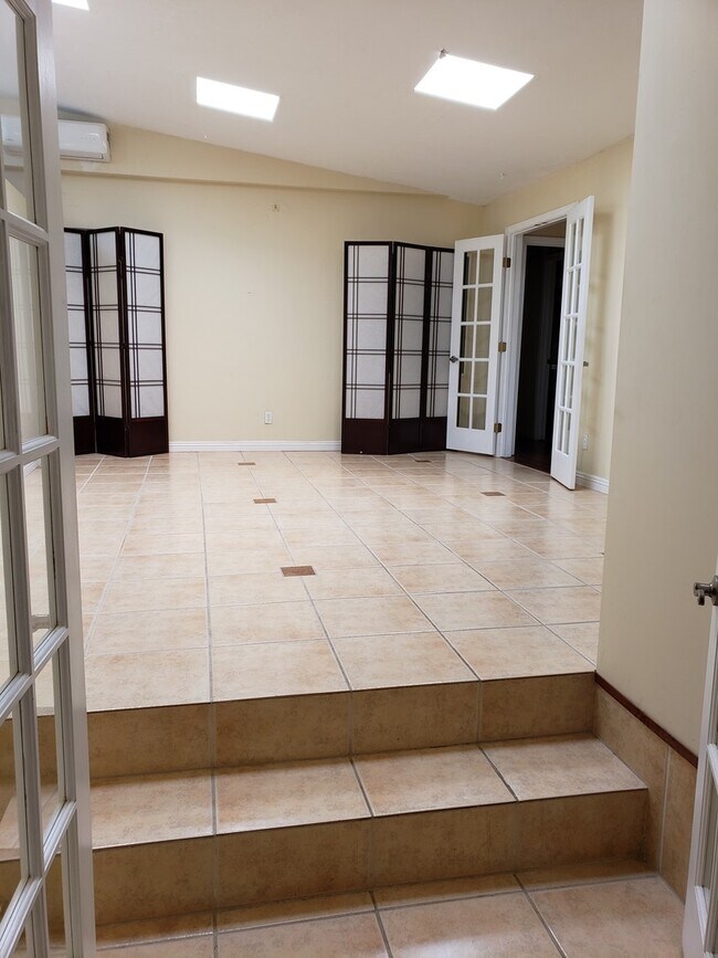 Building Photo - 3870