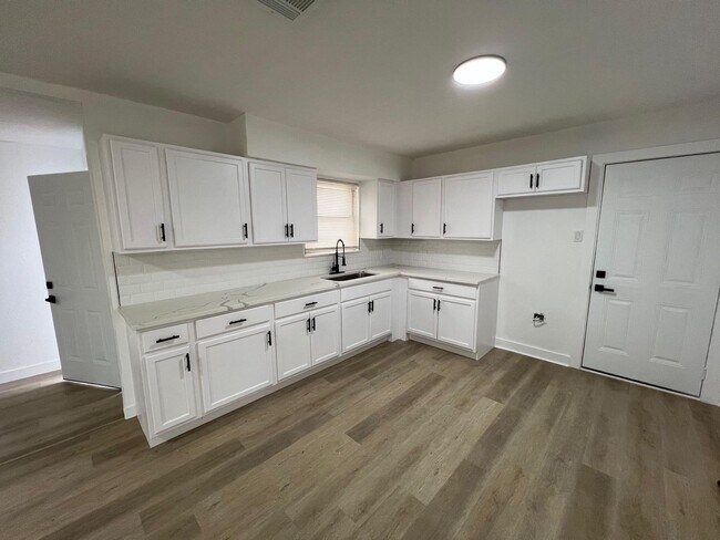 Building Photo - Gorgeous all renovated Home in Houston TX,...