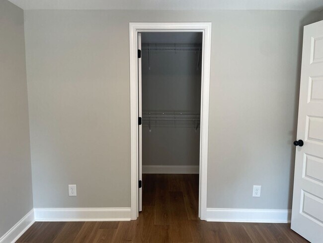 Building Photo - Beautiful Renovated 4 Bedroom Home For Rent With a Large Bonus Room!