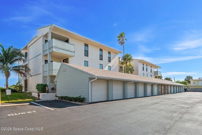 Building Photo - 700 Wave Crest Ave