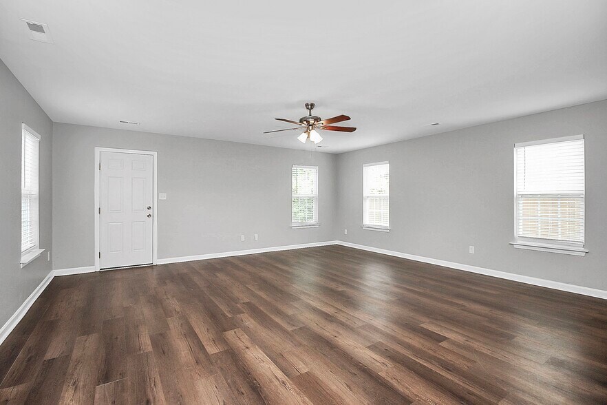 Building Photo - 3530 Crestridge Dr