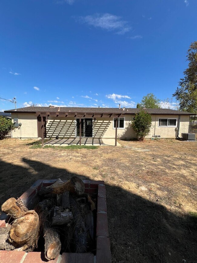 Building Photo - FOR RENT 3+1 IN SIMI VALLEY