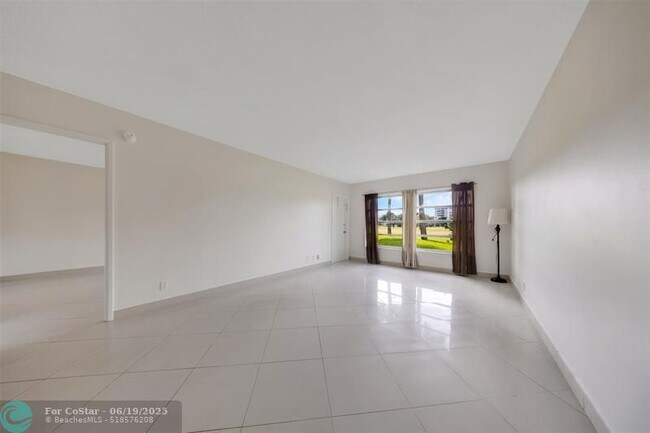 Building Photo - 2850 N Palm Aire Dr