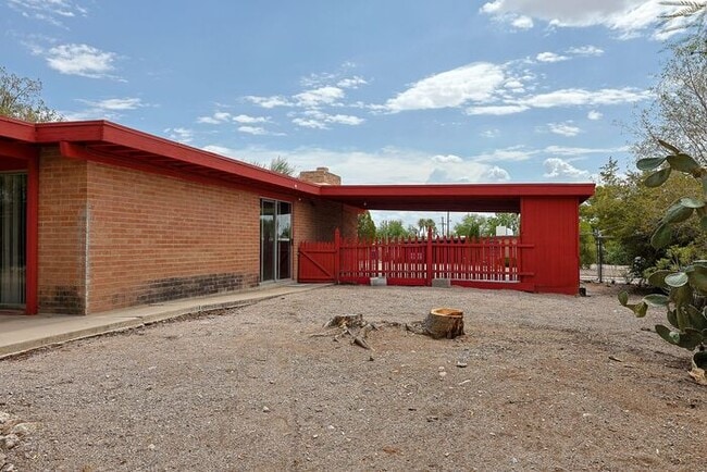 Building Photo - 618 N Medford Dr