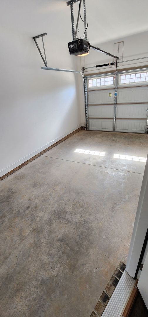 Building Photo - Townhome w/gargae convenient to shopping a...
