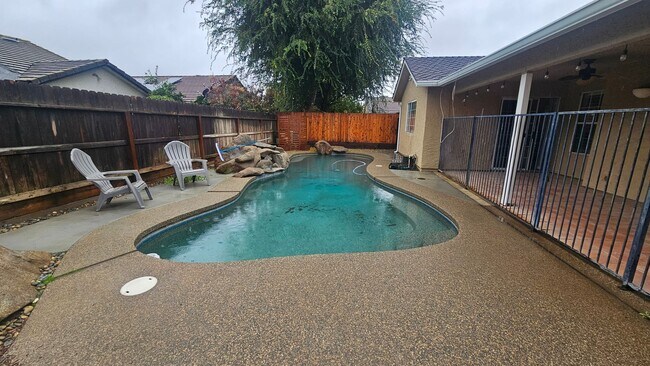 Building Photo - Great NW home with POOL & SOLAR!