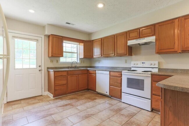 Building Photo - 5571 Tallant Road Unit Apt B