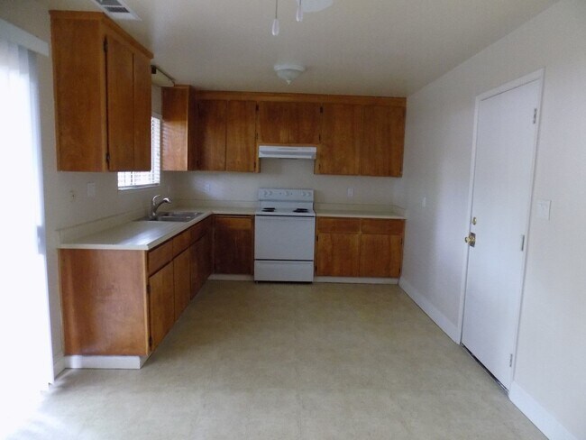 Building Photo - 498 Hintz Ave