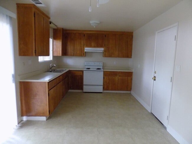 Building Photo - Single story, 3 bed 1.5 bath home.