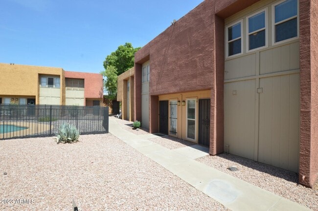 Building Photo - 604 E Weber Dr