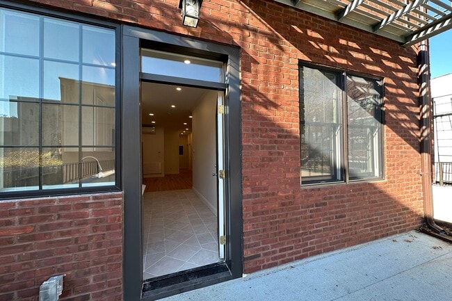 Building Photo - 207 Court St