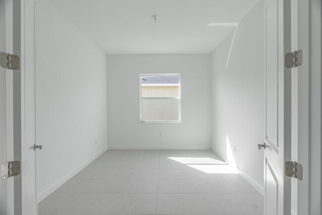 Building Photo - 13885 SE Riversway St