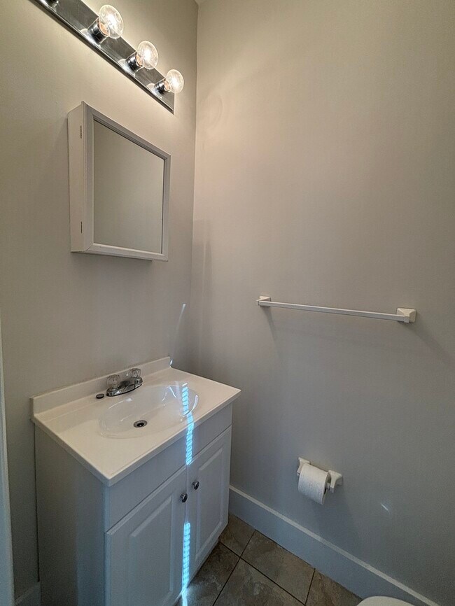 Building Photo - 2 Bedroom, 1.5 Baths Charming Bungalow located near Plaza Midwood