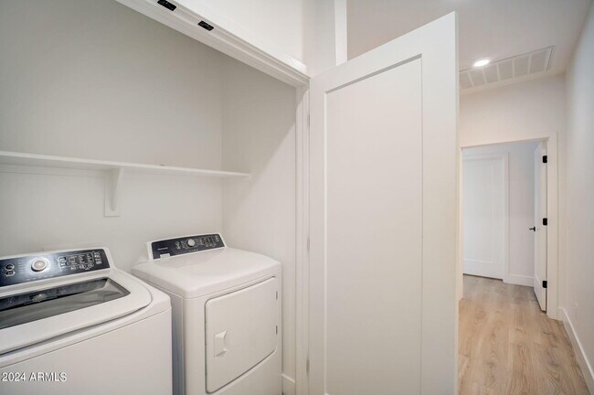 Building Photo - 777 W Coolidge St