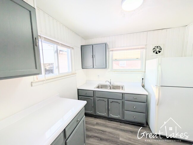 Building Photo - Cozy 2 Bedroom 1 Bathroom now available fo...