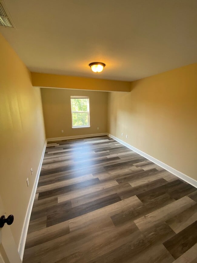 Building Photo - Luxurious 5 Bedroom Home in Woodridge Estates