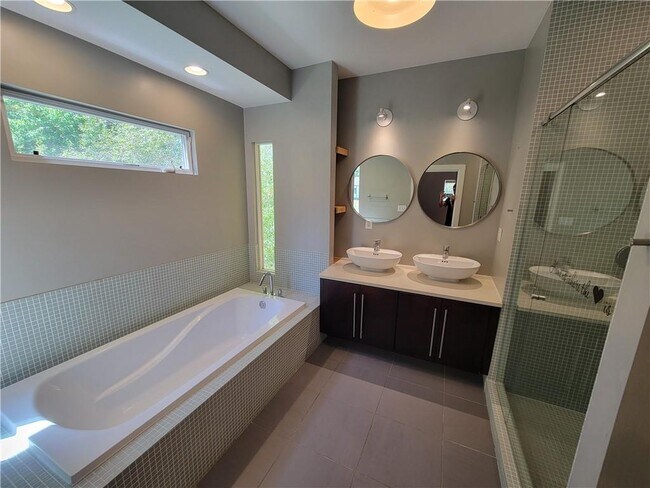 Building Photo - 1908 Lomita Rd SE