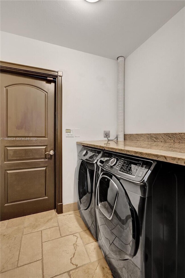 Building Photo - 3100 NE 56th Ct