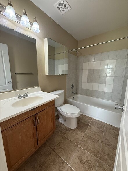 Building Photo - 512 Lakeside Dr