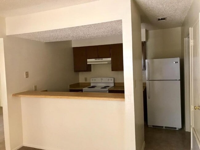 Building Photo - 728 Oak Hill Dr