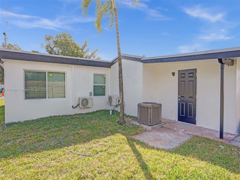 Building Photo - 6147 SW 40th St