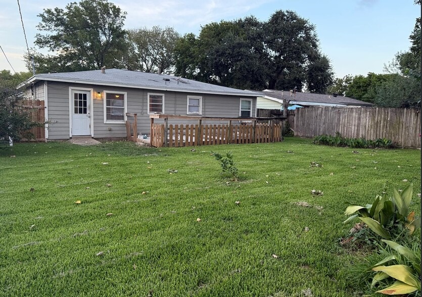 Building Photo - 1525 Wayside Dr