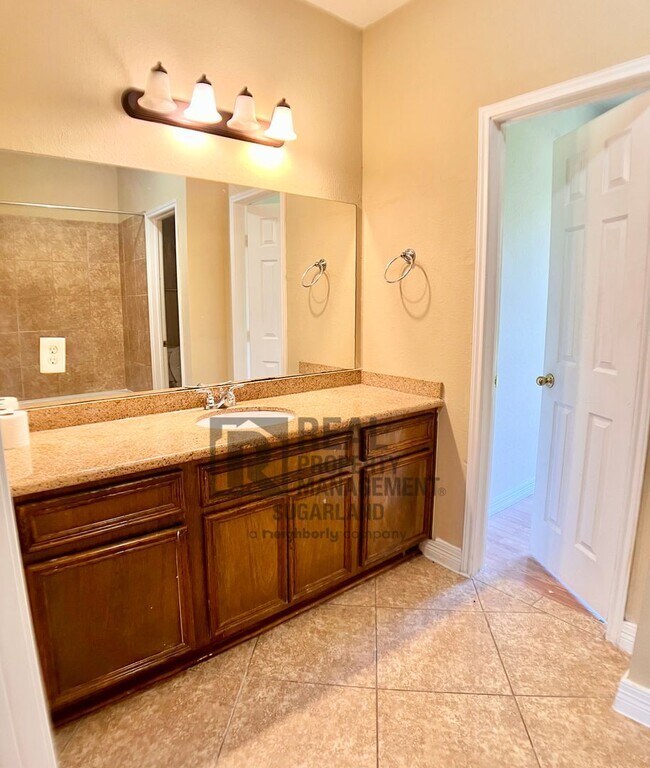 Building Photo - 5012 Higgins St