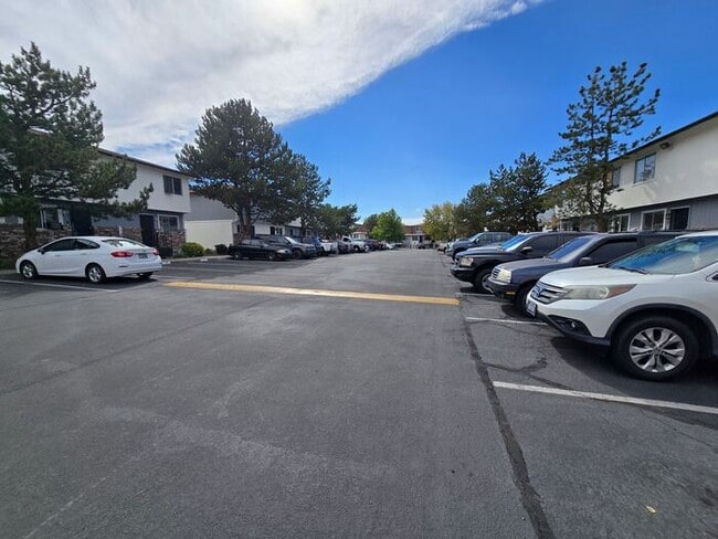 Building Photo - 3-Bedroom, 2.5-Bath Tri-Level Townhome Near UNR & Downtown Reno