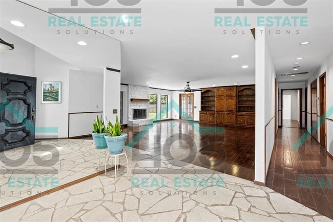 Building Photo - AMAZING FIND IN MWC