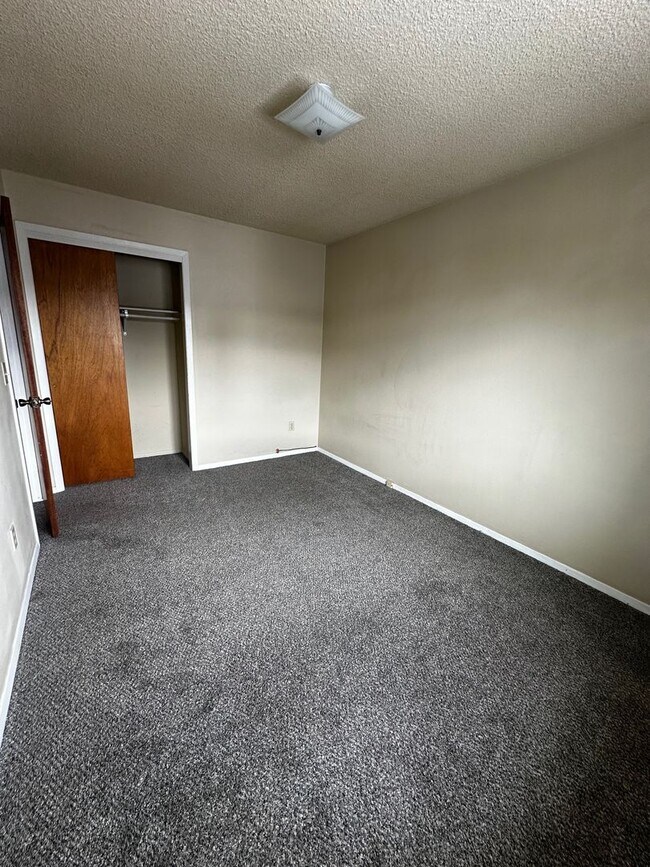 Building Photo - 4 Bedroom Condo near campus