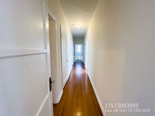 Building Photo - 5353 1/2 La Cresta Ct-